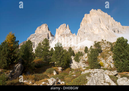 Grohmannspitze montagna, Fuenffingerspitze Mountain e Langkofeleck montagna, visto dal Passo Sella mountain pass Foto Stock