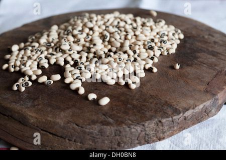 Essiccato black eyed peas sul legno scuro board Foto Stock