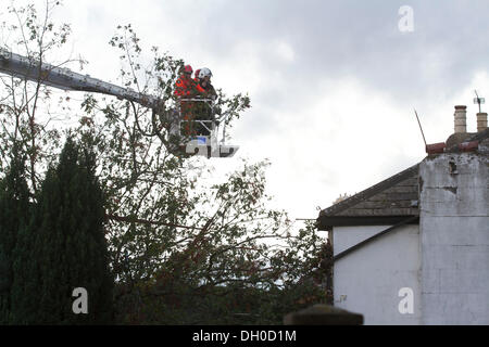 Hounslow Londra, Regno Unito. Il 28 ottobre 2013. I membri di fuoco e di ricerca e di salvataggio il London Vigili del fuoco su un cherry picker per ispezionare le case che sono state distrutte e danneggiate da un esplosione di gas causato da un albero caduto da forti venti e tempeste che colpiscono parti di Inghilterra e Galles Credito: amer ghazzal/Alamy Live News Foto Stock