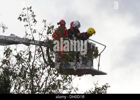 Hounslow Londra, Regno Unito. Il 28 ottobre 2013. I membri di fuoco e di ricerca e di salvataggio il London Vigili del fuoco su un cherry picker per ispezionare le case che sono state distrutte e danneggiate da un esplosione di gas causato da un albero caduto da forti venti e tempeste che colpiscono parti di Inghilterra e Galles Credito: amer ghazzal/Alamy Live News Foto Stock