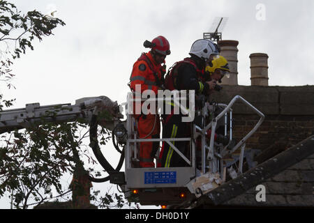 Hounslow Londra, Regno Unito. Il 28 ottobre 2013. I membri di fuoco e di ricerca e di salvataggio il London Vigili del fuoco su un cherry picker per ispezionare le case che sono state distrutte e danneggiate da un esplosione di gas causato da un albero caduto da forti venti e tempeste che colpiscono parti di Inghilterra e Galles Credito: amer ghazzal/Alamy Live News Foto Stock