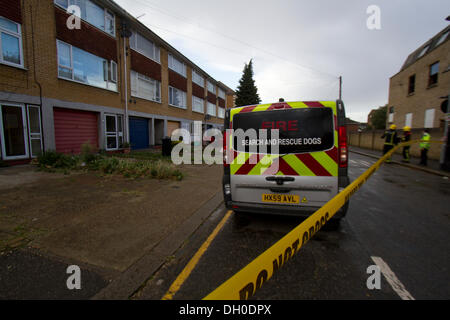 Hounslow Londra, Regno Unito. Il 28 ottobre 2013. Un esplosione di gas in Bath road in Hounslow West London ha ucciso due persone e distrutto 3 case e danneggiato altri. L'esplosione è stata causata da un albero caduto da forti venti e tempeste che colpiscono parti di Inghilterra e Galles Credito: amer ghazzal/Alamy Live News Foto Stock