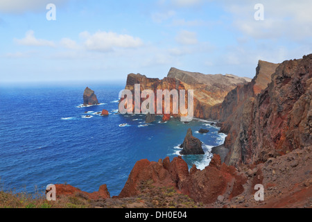 Rocce rosse e blu del mare Foto Stock