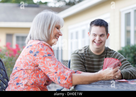 Caucasian madre e figlio disabili carte da gioco Foto Stock