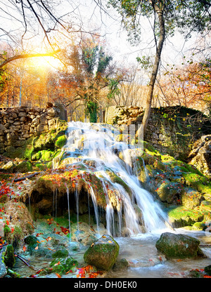 Autumn Waterfall nelle montagne di Crimea Foto Stock