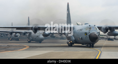 Dieci C-130s taxi sulla pista durante una grande missione di formazione a Yokota Air Base, Giappone, Ottobre 22, 2013. Il C-130s volò verso la regione di Aomori, prove Yokota capacità per il lancio di aeromobili e assistere in qualsiasi punto nel Pacifico occidentale Regione. Foto Stock