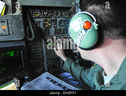 Il cap. Christopher Stapenhorst, 36th Airlift Squadron navigator, esegue la pre-controllo di volo durante una grande missione di formazione a Yokota Air Base, Giappone, Ottobre 22, 2013. Yokota lanciato totale di dieci C-130s per testare la sua capacità di assistere in qualsiasi punto del Weste Foto Stock