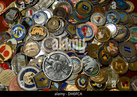 Una sfida patriottica coin display costituito da personale Sgt. Thomas Lowe e Bryan Beckwith, 436th ingegnere civile Squadron, strutture sezione, è stata dedicata alla United Services Organization (OSU) nel terminale passeggeri alla Dover Air Force Base, Del. su o Foto Stock