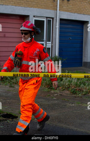 Hounslow Londra, Regno Unito. Il 28 ottobre 2013. Londra Vigili del fuoco e di ricerca e salvataggio in aree urbane di occuparsi di una esplosione di gas in Bath road in Hounslow West London che ha distrutto 3 case e altri danni causati da un albero caduto dalle forti ali e storm condizioni che riguardano parti di Englans e Galles Foto Stock