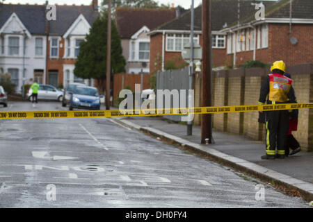 Hounslow Londra, Regno Unito. Il 28 ottobre 2013. Un esplosione di gas in Bath road in Hounslow West London ha distrutto 3 case danneggiate e altri che è stato causato da un albero caduto dalle forti ali e storm condizioni che riguardano parti di Englans e Galles Foto Stock