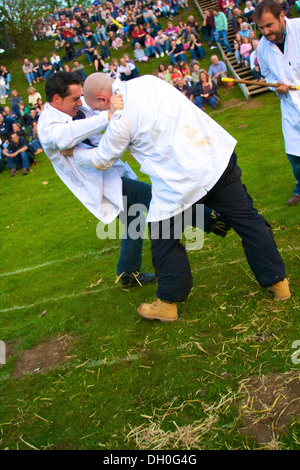 Shin Kicking Contest, Robert Dover's Cotswold Olimpicks, Chipping Camden, Gloucestershire, Inghilterra Foto Stock