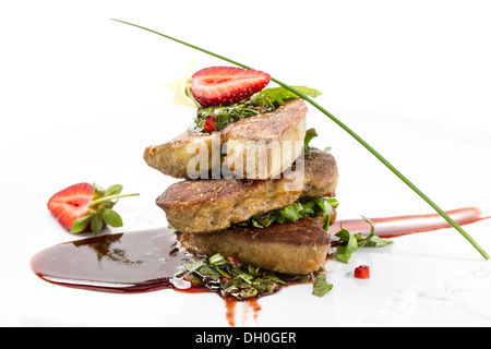 Il foie gras guarnito con fragole Foto Stock