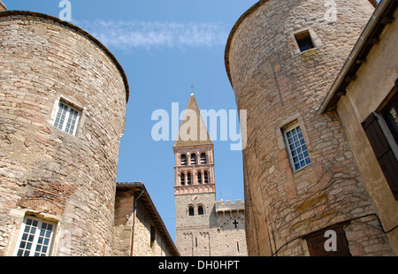 Le fortificazioni e chiesa Abbaye Saint-Philibert, Tournus, Saône et Loire, Borgogna, in Francia, in Europa Foto Stock