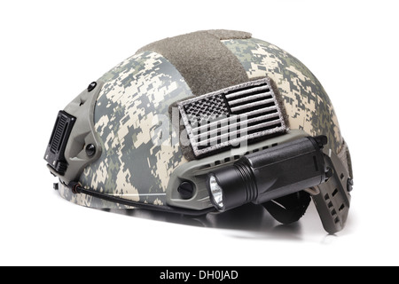 Moderne Spec Ops Acupat Camo casco con la bandiera degli Stati Uniti Patch isolato su bianco Foto Stock