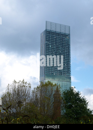 Beetham Tower con la chiesa di San Giorgio Come si vede da Castlefield a Manchester REGNO UNITO Foto Stock