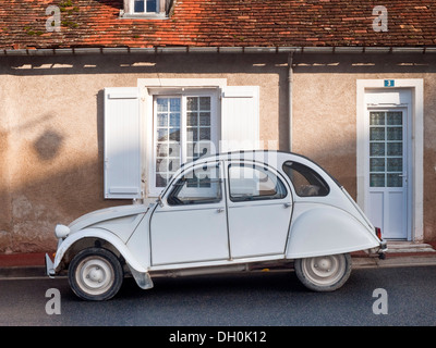 White Citroen auto 2CV - Francia. Foto Stock