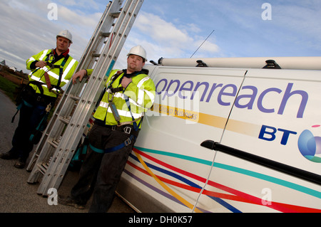 Openreach Campo Ingegneri installare e mantenere la rete fisica cablaggio dal telefono in Exchange degli utenti finali locali Foto Stock