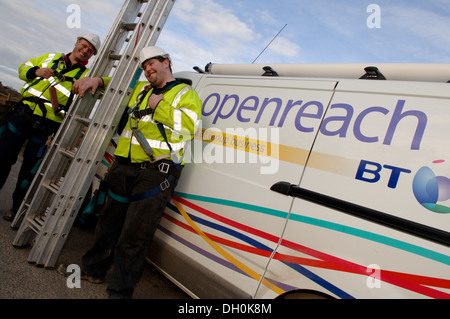 Openreach Campo Ingegneri installare e mantenere la rete fisica cablaggio dal telefono in Exchange degli utenti finali locali Foto Stock