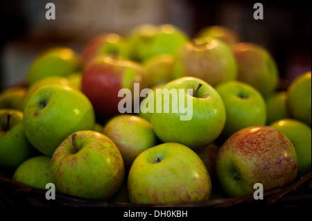 Un bushel di verde e rosso e mele Foto Stock