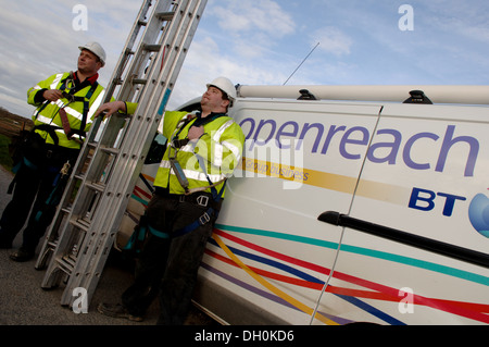 Openreach Campo Ingegneri installare e mantenere la rete fisica cablaggio dal telefono in Exchange degli utenti finali locali Foto Stock