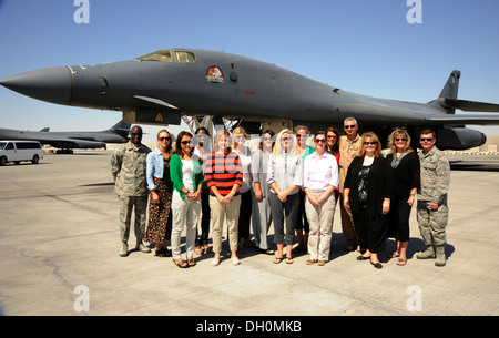 I coniugi militare posano con 379 Aria ala Expeditionary leader durante un comando Programma di sponsorizzazione tour presso il 379 AEW nel sud-ovest Asia, Ottobre 23, 2013. Il CSP è un accompagnato-tour iniziativa avviata nel 2011 per aumentare l'efficacia delle missioni a Foto Stock
