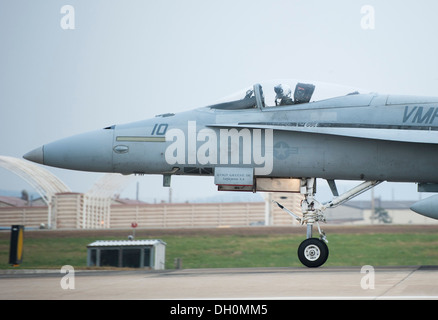 Un U.S. Marine F-18 Hornet, da Iwakuni Marine Corps Air Station, Giappone, decolla durante Max Thunder 13-2 a Kunsan Air Base, Repubblica di Corea, 28 ottobre 2013. Stati Uniti Air Force aviatori, U.S. Air Force aviatori, U.S. Marines e Repubblica di Corea forze aeree ki