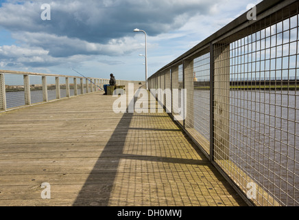 Uomo di pesca sul molo di Blyth, Blyth, Northumberland Foto Stock