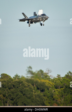 F-35B joint strike fighter sembra passare il puntatore del mouse sopra la pista che scende verso la terra durante il primo breve decollo e Foto Stock