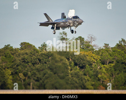 F-35B joint strike fighter sembra passare il puntatore del mouse sopra la pista che scende verso la terra durante il primo breve decollo e v Foto Stock