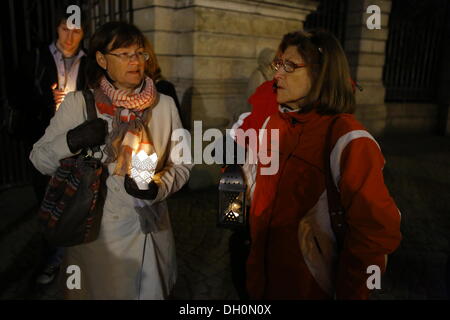 Dublino, Irlanda. 28 ott 2013. Due donne sono ritratte, tenendo lanterne. La gente ha commemorato l'anniversario della morte di Savita Halappanavar con una veglia a lume di candela in Dublino. Savita è morto un anno fa a Galway dopo che è stato negato un aborto durante un aborto spontaneo. La veglia è stato parte di diverse in Irlanda. Credito: Michael Debets/Alamy Live News Foto Stock
