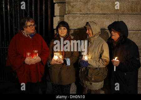 Dublino, Irlanda. 28 ott 2013. Quattro donne sono ritratte, tenendo lanterne. La gente ha commemorato l'anniversario della morte di Savita Halappanavar con una veglia a lume di candela in Dublino. Savita è morto un anno fa a Galway dopo che è stato negato un aborto durante un aborto spontaneo. La veglia è stato parte di diverse in Irlanda. Credito: Michael Debets/Alamy Live News Foto Stock
