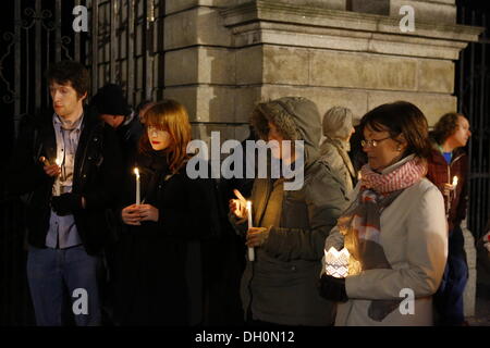 Dublino, Irlanda. 28 ott 2013. Le persone sono holding candele e fanali. La gente ha commemorato l'anniversario della morte di Savita Halappanavar con una veglia a lume di candela in Dublino. Savita è morto un anno fa a Galway dopo che è stato negato un aborto durante un aborto spontaneo. La veglia è stato parte di diverse in Irlanda. Credito: Michael Debets/Alamy Live News Foto Stock