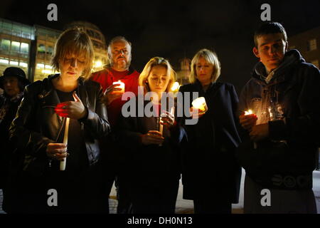 Dublino, Irlanda. 28 ott 2013. Le persone sono holding candele e fanali. La gente ha commemorato l'anniversario della morte di Savita Halappanavar con una veglia a lume di candela in Dublino. Savita è morto un anno fa a Galway dopo che è stato negato un aborto durante un aborto spontaneo. La veglia è stato parte di diverse in Irlanda. Credito: Michael Debets/Alamy Live News Foto Stock