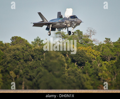 F-35B joint strike fighter sembra passare il puntatore del mouse sopra la pista che scende verso la terra durante il primo breve decollo e v Foto Stock