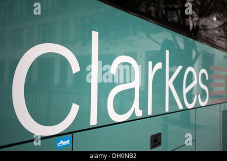 26/10/2013 Clarks. azienda di pullman logo sul lato del bus. Foto Stock