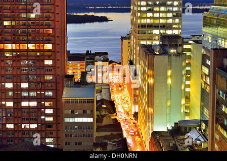 Il Brasile, Porto Alegre: Notte Vista dalla cima di un edificio di Caldas Junior Avenue con Lago Guaíba in background Foto Stock