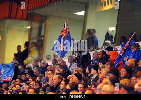 Rochale, UK. 28 ott 2013. Isole Figi sostenitori celebrare durante la Coppa del Mondo di Rugby Group un gioco tra le isole Figi e l'Irlanda dall'Spotland Stadium. Credito: Azione Sport Plus/Alamy Live News Foto Stock