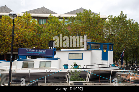 26/10/2013 San Pietro Barge, Londra flottante della Chiesa. Canary Wharf, Docklands, Londra, Inghilterra, Regno Unito Foto Stock