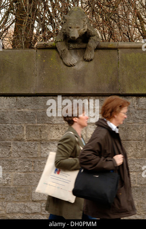 Il Castello di Cardiff animali del muro è stato progettato da William Burges nel 1866 ma costruite fino al 1890, prima del rinnovo di un orso416 Foto Stock