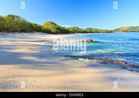 Sabbia e conchiglie sulla Playa Conchal e le azzurre acque dell'Oceano Pacifico in Guanacaste in Costa Rica Foto Stock