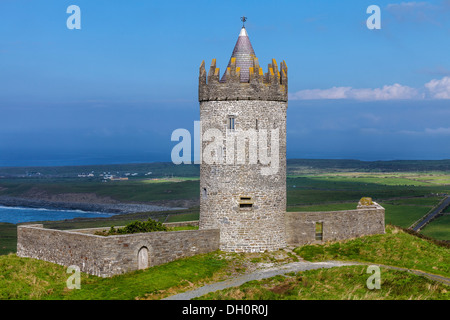 County Clare, Irlanda: torre rotonda di Doonagore castello sorge sopra il villaggio di Doolin e il suono del sud della Baia di Galway Foto Stock