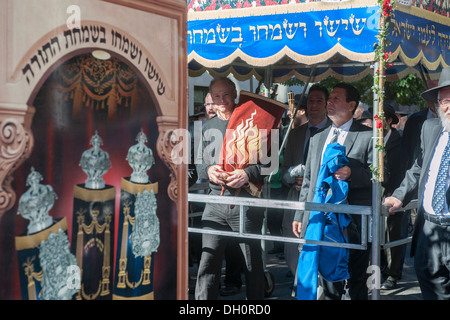 I membri e gli amici della Chabad di Harlem celebrare il completamento del loro Sefer Torah Foto Stock