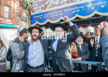 I membri e gli amici della Chabad di Harlem celebrare il completamento del loro Sefer Torah Foto Stock