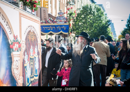 I membri e gli amici della Chabad di Harlem celebrare il completamento del loro Sefer Torah Foto Stock