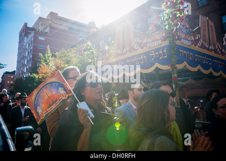 I membri e gli amici della Chabad di Harlem celebrare il completamento del loro Sefer Torah Foto Stock