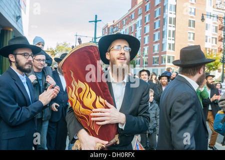 I membri e gli amici della Chabad di Harlem celebrare il completamento del loro Sefer Torah Foto Stock