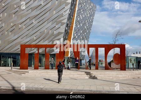 I turisti al Titanic belfast visitor center titanic quarter Belfast Irlanda del Nord Foto Stock