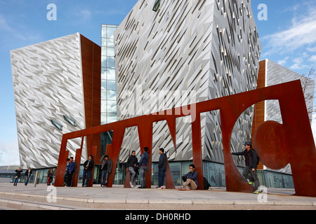 I turisti al Titanic belfast visitor center titanic quarter Belfast Irlanda del Nord Foto Stock