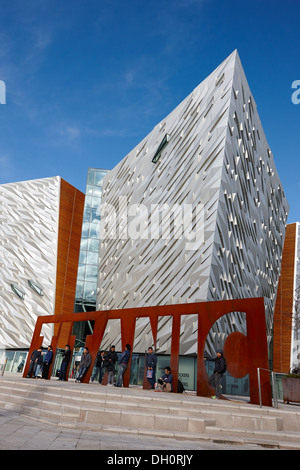 I turisti al Titanic belfast visitor center titanic quarter Belfast Irlanda del Nord Foto Stock