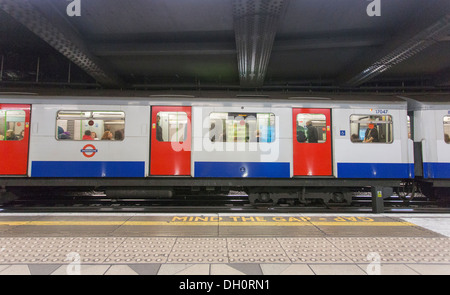 26/10/2013 mente il divario. segnale di avvertimento e tubo di Londra in treno in una stazione di Londra, Inghilterra, Regno Unito Foto Stock